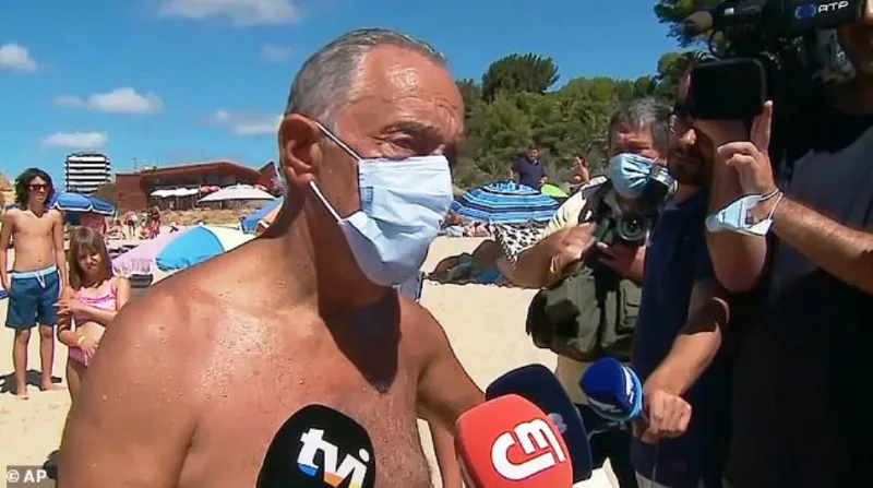  قفز في الماء دون تردد..رئيس البرتغال يهبّ لإنقاذ فتاتين من الغرق (فيديو)