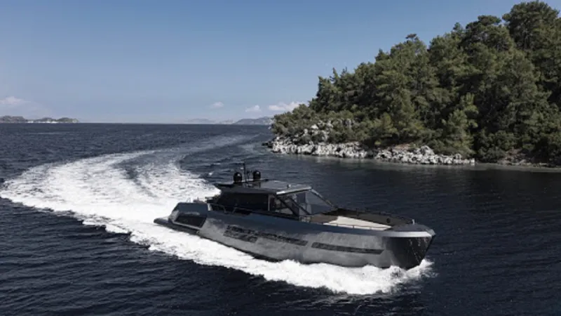 يخت مازو 82..فندق فاخر عائم على الماء بطول 24.5 مترًا (فيديو)