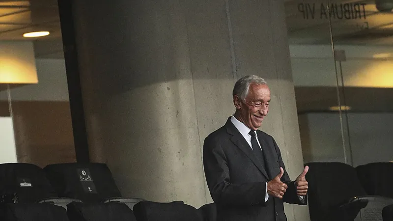  قفز في الماء دون تردد..رئيس البرتغال يهبّ لإنقاذ فتاتين من الغرق (فيديو)