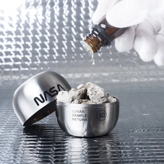 فقط في فرنسا ..عطور برائحة القمر (فيديو)