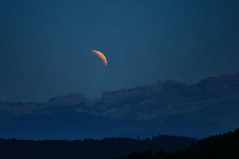 فقط في فرنسا ..عطور برائحة القمر (فيديو)
