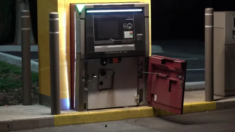 في دقيقتين و باستخدام شاحنة..أغرب طريقة لسرقة صراف آلي (فيديو)