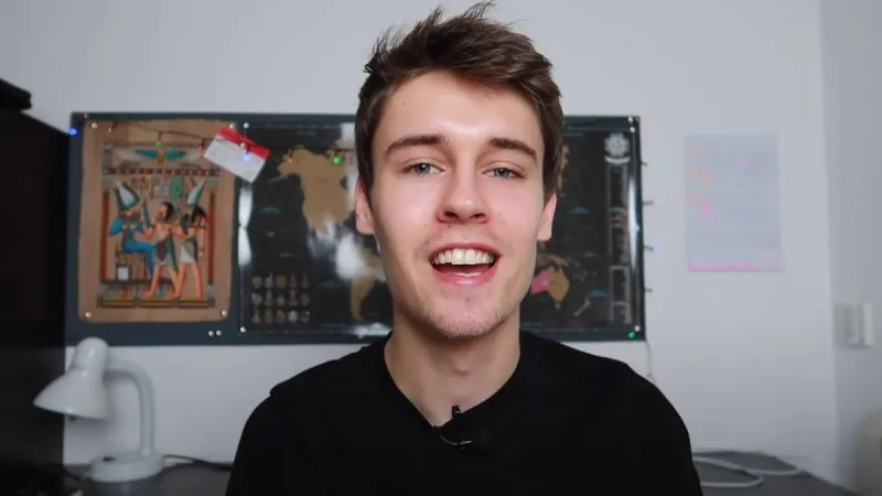 بكلمات مؤثرة ..«يوتيوبر» بريطانى شهير يعلن إسلامه (فيديو)