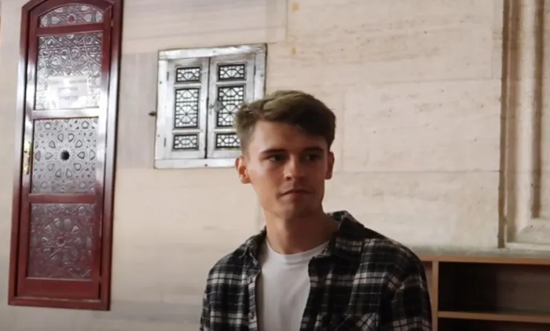 بكلمات مؤثرة ..«يوتيوبر» بريطانى شهير يعلن إسلامه (فيديو)