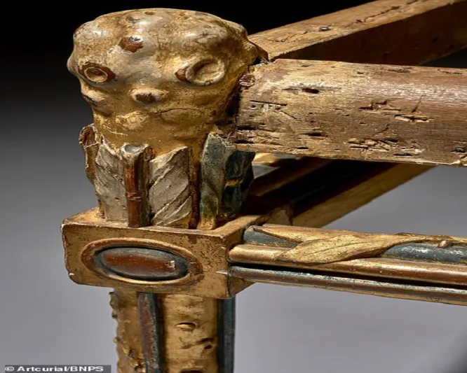  محطمة ومليئة بالثقوب..4 كراسي خشبية تباع بمليون ونصف دولار !! (فيديو)