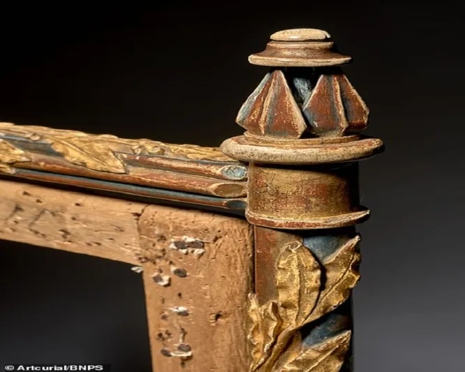  محطمة ومليئة بالثقوب..4 كراسي خشبية تباع بمليون ونصف دولار !! (فيديو)