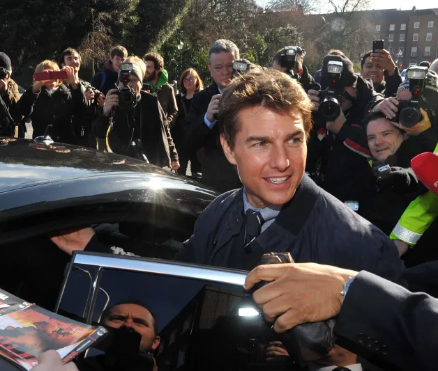 لماذا منع توم كروز من شراء سيارات بوجاتي إلى الأبد ؟ (فيديو)