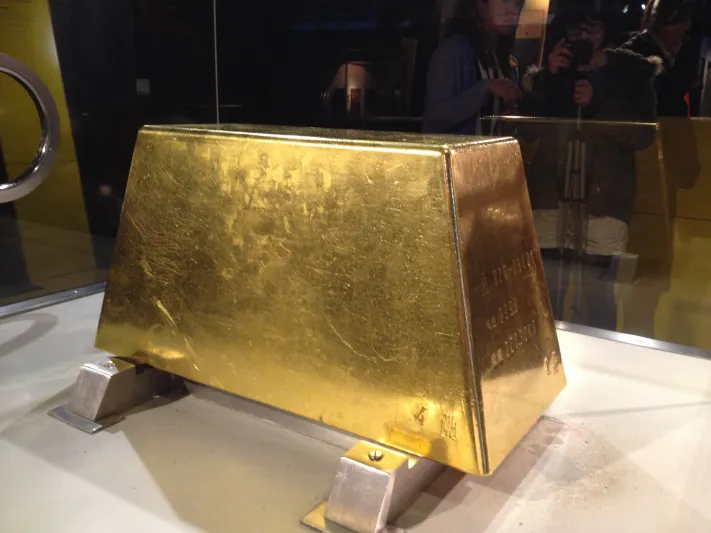 بوزن ربع طن وبسعر خيالي .. شاهد أكبر سبيكة ذهب في العالم (فيديو)