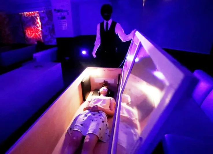  الدفن في التابوت المرعب..أحدث طريقة للتخلص من التوتر في اليابان (فيديو)