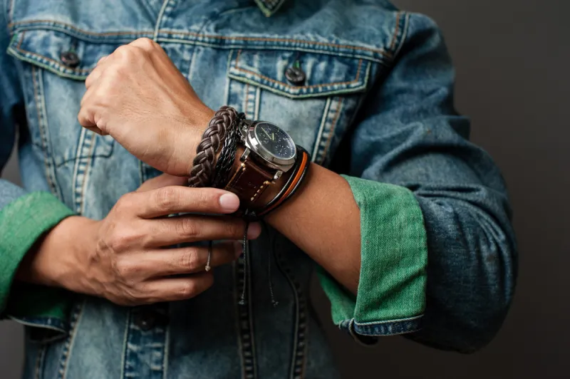 دلل نفسك.. إليك أفضل ماركات الأساور الرجالي