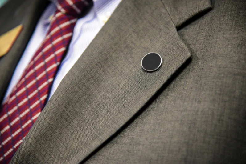 دبابيس طية الصدر.. قطعة إكسسوار بسيطة بإمكانها إظهار شخصيتك ببراعة