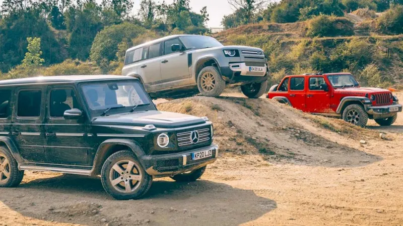  سباق تسارع نادر بين جيب ومرسيدس ولاند روفر...لمن الغلبة ؟(فيديو)