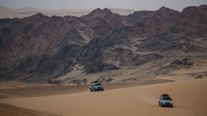  سباق تسارع نادر بين جيب ومرسيدس ولاند روفر...لمن الغلبة ؟(فيديو)