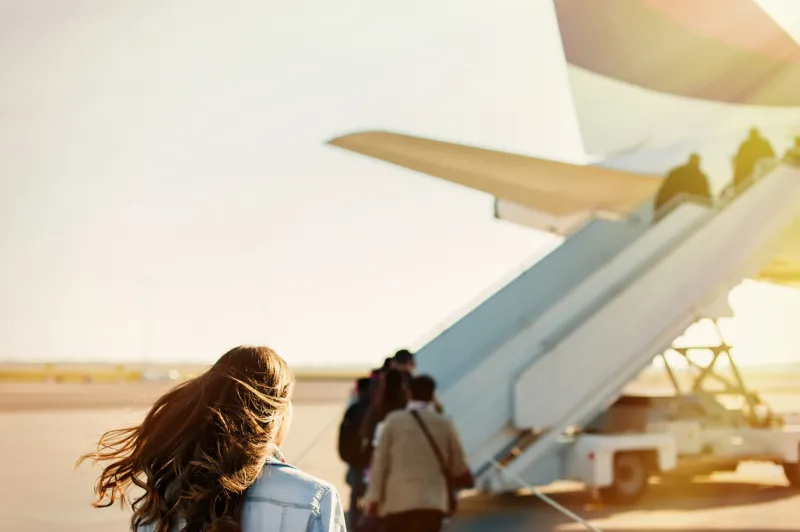 أصابها الملل فقررت التنزه على جناح الطائرة! (فيديو)