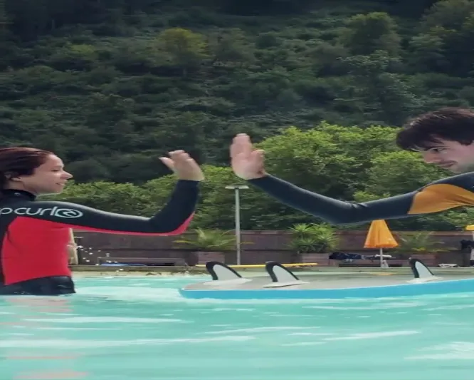 «شاكيرا» تستعرض مهاراتها في رياضة ركوب الأمواج (فيديو)