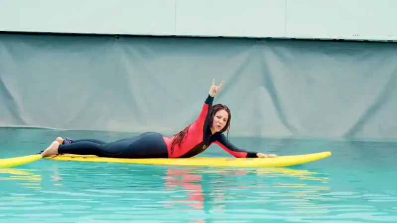 «شاكيرا» تستعرض مهاراتها في رياضة ركوب الأمواج (فيديو)