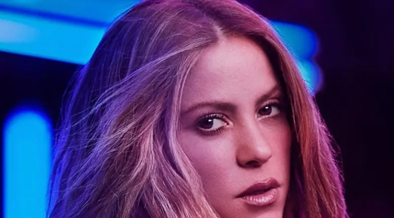 «شاكيرا» تستعرض مهاراتها في رياضة ركوب الأمواج (فيديو)