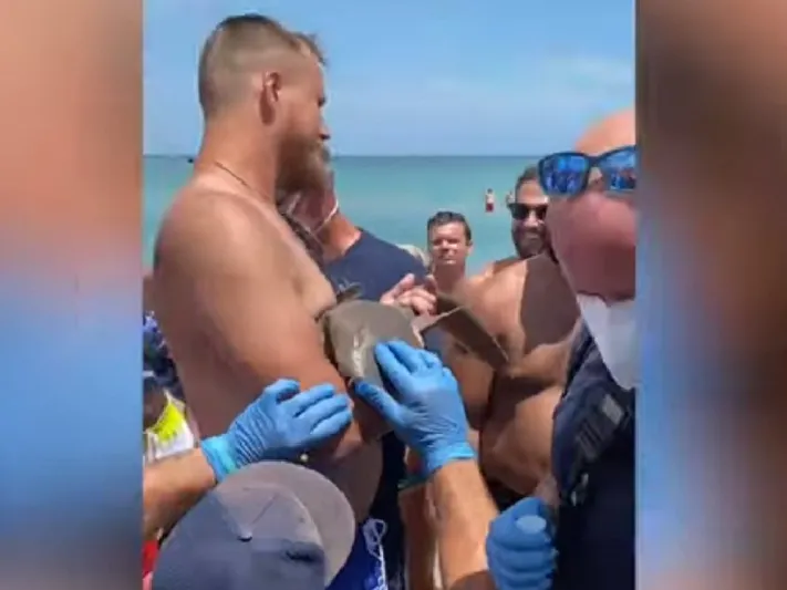 لقطات صادمة..سمكة قرش تتعلق بذراع رجل لنصف ساعة ! (فيديو)