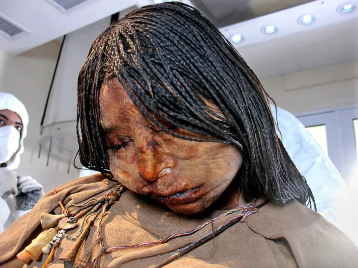  بدت وكأنها حيه!..انتشال جثة طفلة مجمدة منذ 500 عام (فيديو)