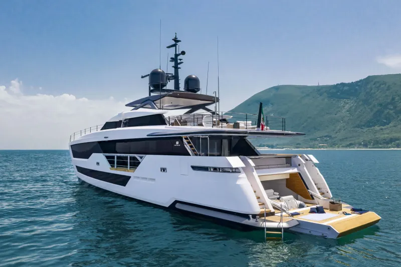 يخت الفخامة الفائقة «Custom Line 106» من «Ferretti Group»