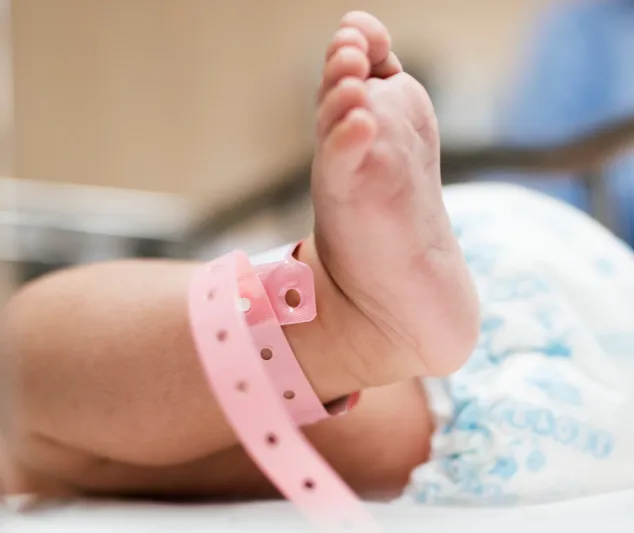 لقطات تقشعر لها الأبدان ..طفلة حديثة الولادة مطعونة بسكين وملقاة داخل كيس! (صور)