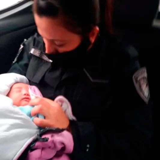 لقطات تقشعر لها الأبدان ..طفلة حديثة الولادة مطعونة بسكين وملقاة داخل كيس! (صور)