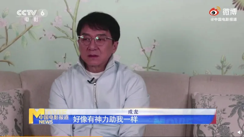 اختفى تحت الماء لدقيقة!..شاهد لحظات الرعب قبل إنقاذ «جاكي شان» من الغرق