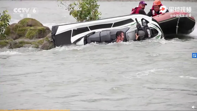 اختفى تحت الماء لدقيقة!..شاهد لحظات الرعب قبل إنقاذ «جاكي شان» من الغرق