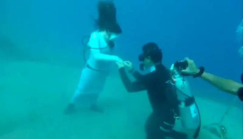 الرومانسية تتجه شرقاً.. عربي يفاجئ حبيبته بخطبة في أعماق البحر (فيديو)
