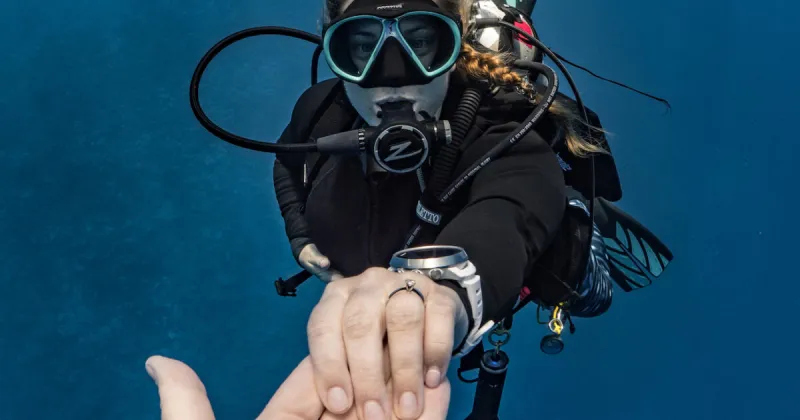 الرومانسية تتجه شرقاً.. عربي يفاجئ حبيبته بخطبة في أعماق البحر (فيديو)