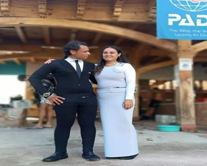 الرومانسية تتجه شرقاً.. عربي يفاجئ حبيبته بخطبة في أعماق البحر (فيديو)