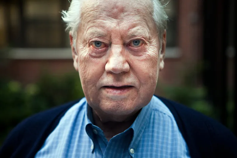 أختار الإفلاس برغبته.. ملياردير يتبرع بكامل ثروته للأعمال الخيرية