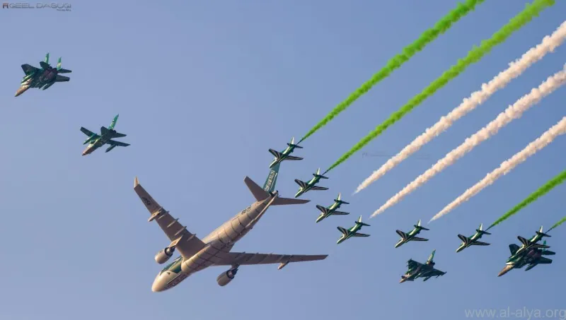 تحت شعار"فوق هام السحب"..شاهد طائرات القوات الجوية والمروحيات تحلّق في جدة