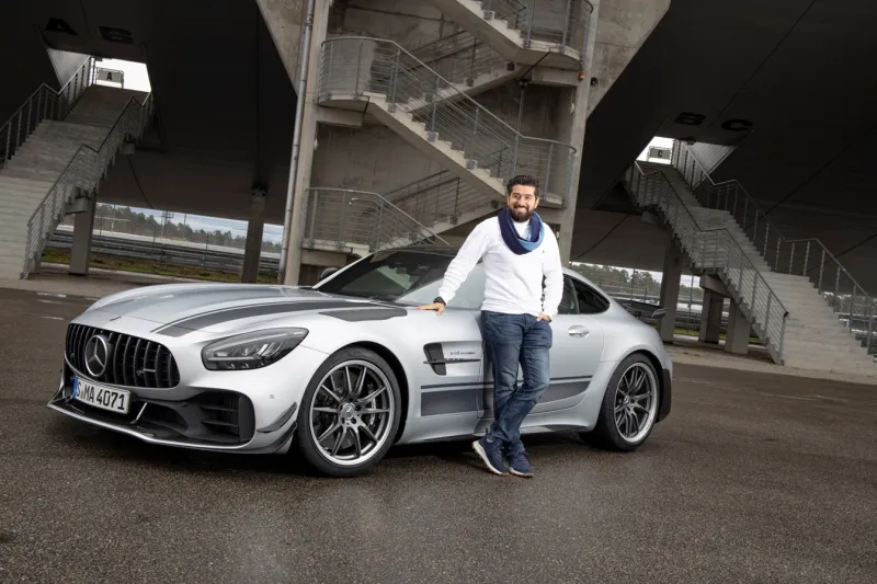 صهيب شعشاعة من البورصة البريطانيّة إلى عالم السّيّارات والسّوشيال ميديا