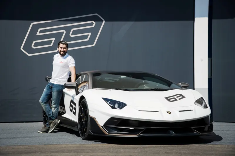 صهيب شعشاعة من البورصة البريطانيّة إلى عالم السّيّارات والسّوشيال ميديا