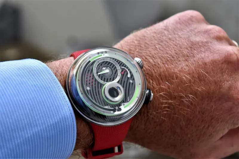 تقنية إضاءة مذهلة للإصدارات الجديدة من ساعات HYT المبتكرة