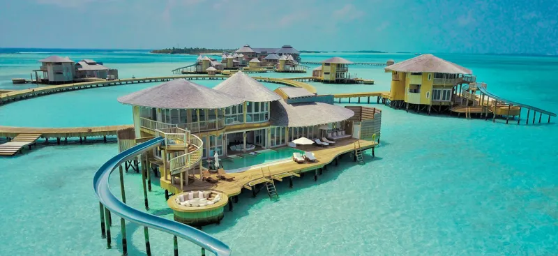 فخامة استثنائية...شاهد أكبر فلل عائمة فوق الماء بالعالم 