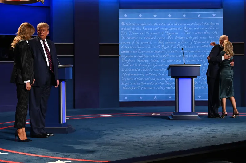 ردة فعل صادمة..ماذا فعل ترامب مع ميلانيا لحظة احتضان بايدن لزوجته؟ (فيديو)