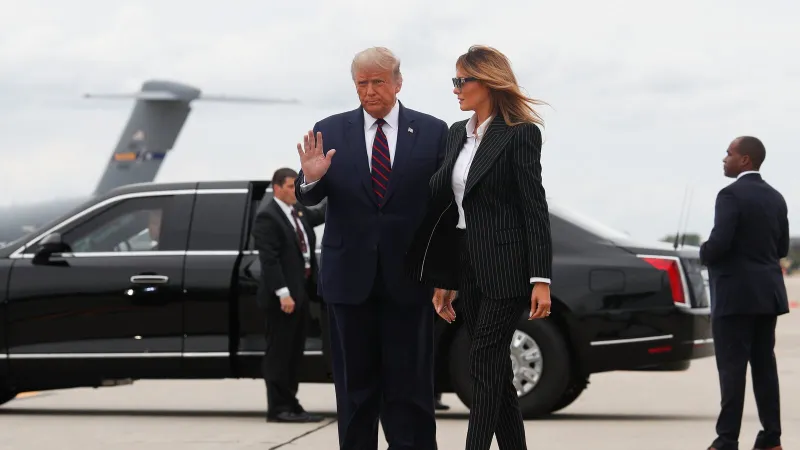 ردة فعل صادمة..ماذا فعل ترامب مع ميلانيا لحظة احتضان بايدن لزوجته؟ (فيديو)