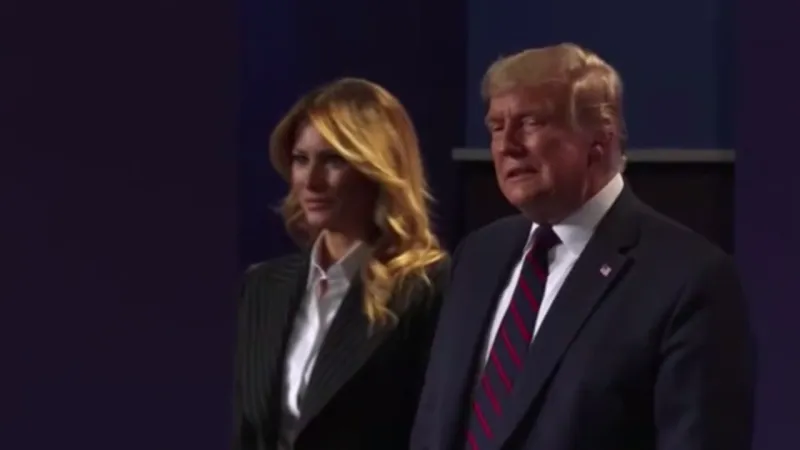 ردة فعل صادمة..ماذا فعل ترامب مع ميلانيا لحظة احتضان بايدن لزوجته؟ (فيديو)