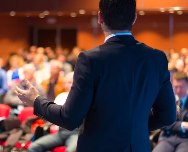 فن الخطابة والإلقاء وكيفية التأثير في الجمهور.. أبرز المصاعب التي تواجهنا