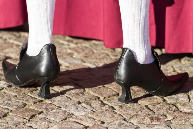 صور| حقائب اليد والكعب العالي إحداها..مقتنيات صنعت خصيصاَ للرجال وليست للنساء!