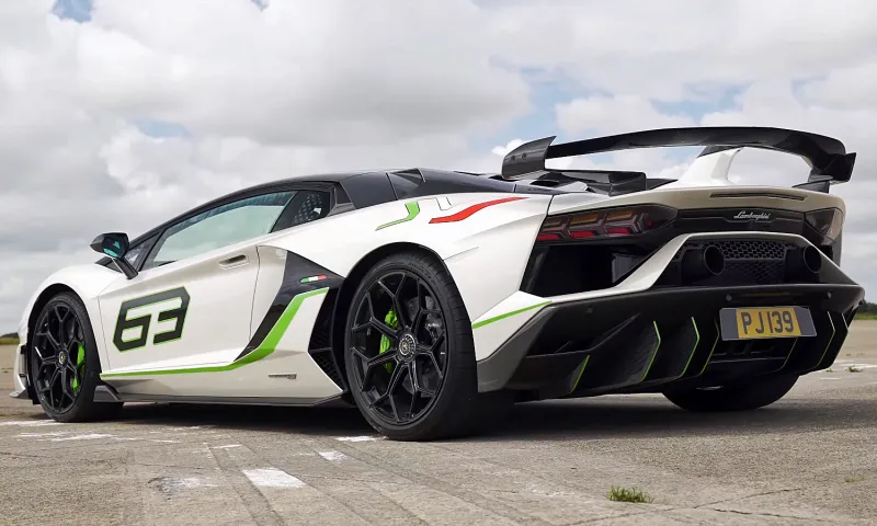 لامبورجيني تستعرض عضلاتها أمام أفينتادور SVJ في سباق استثنائي (فيديو)