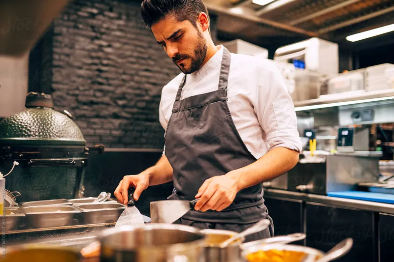 لماذا يحظى الشيف الرجل بشعبية ونجاح أكبر مقارنة بالمرأة؟