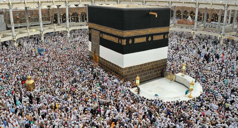 هل تعلم لماذا لا تحلق الطائرات فوق مكة المكرمة؟ (فيديو)