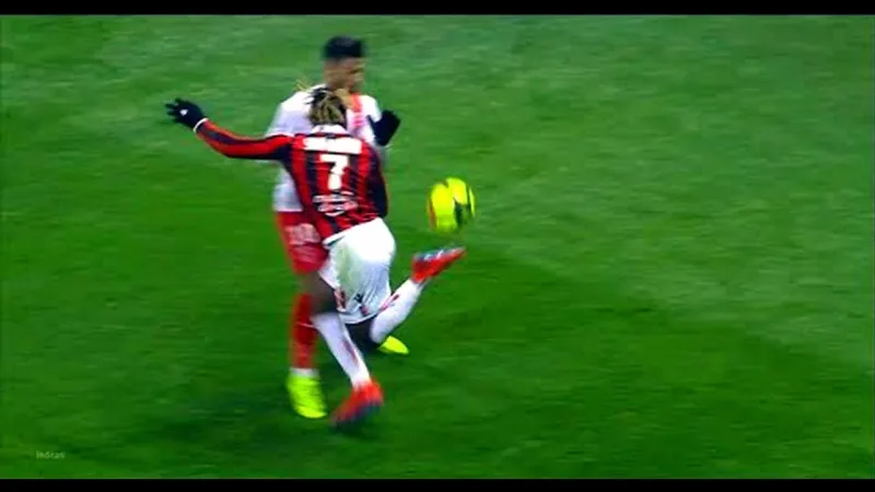 شاهد| يتفنون في المراوغة.. مهارات لاعبي كرة القدم تبهر المتابعين 