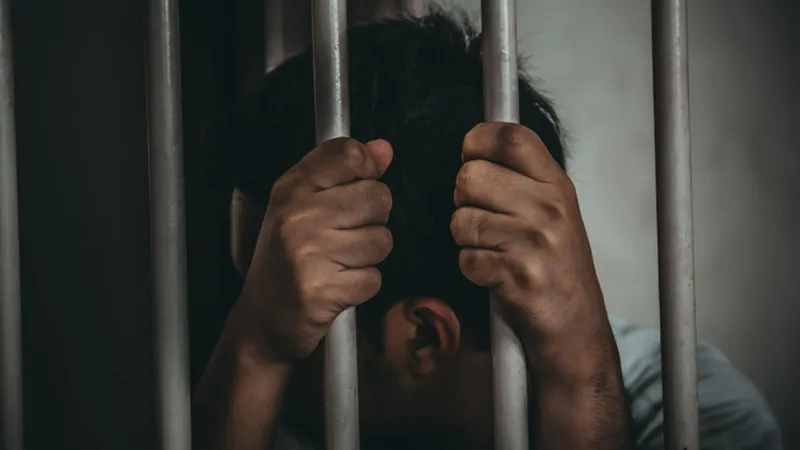 أغرب ما قام به السجناء بعد سماع حكم إدانتهم (فيديو)
