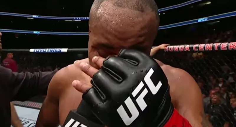 «ربطة العنق اليابانية»..مقاتل يجبر منافسه على الاستسلام بحركة نادرة (فيديو)