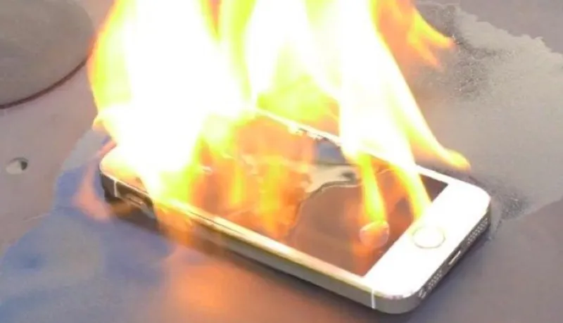 صاحب محل جوالات يوجه نصيحة للزبائن عقب انفجار الهاتف في وجهه (فيديو)