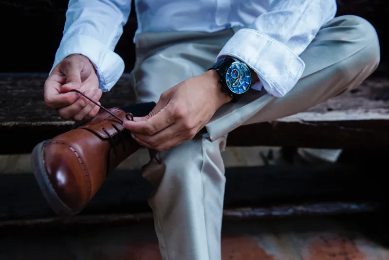 لون الحذاء المناسب للرجال بمختلف الطلات 